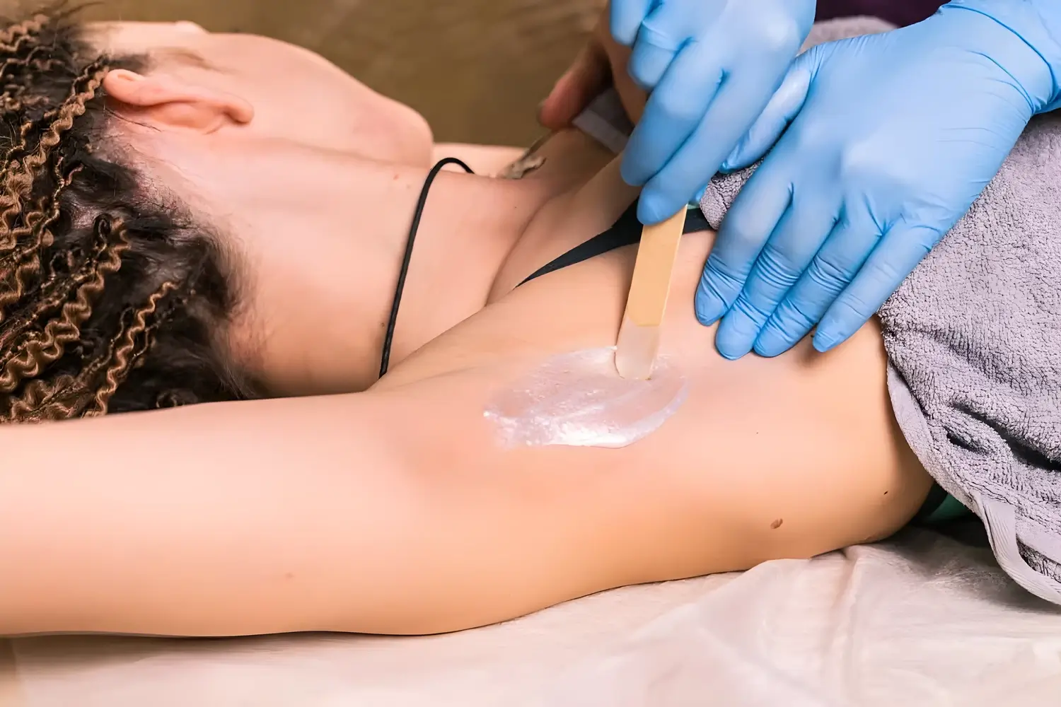 underarm-waxing-with-sugar-wax-application